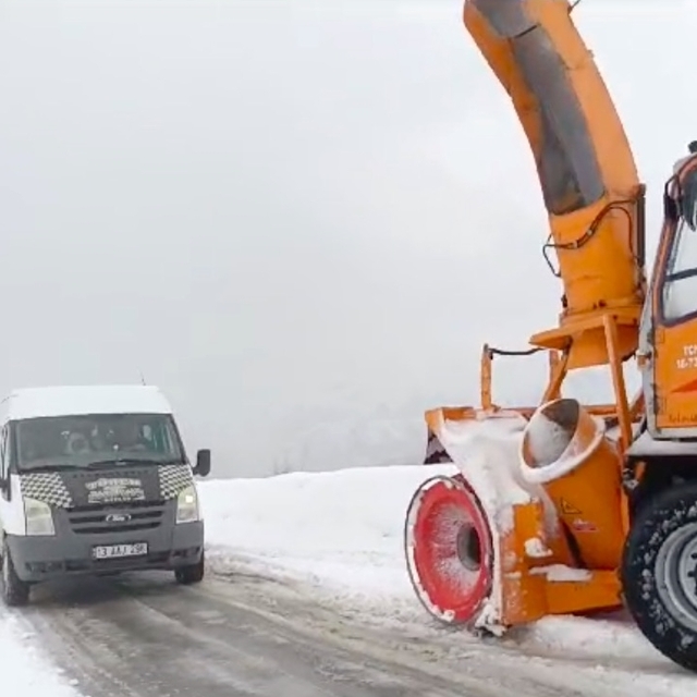 Muş'ta kar nedeniyle araçlarıyla yolda kalanlar kurtarıldı