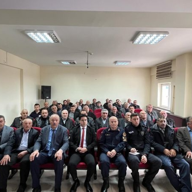 Sivas'ın Akıncılar ilçesinde muhtarlar toplantıda bir araya geldi