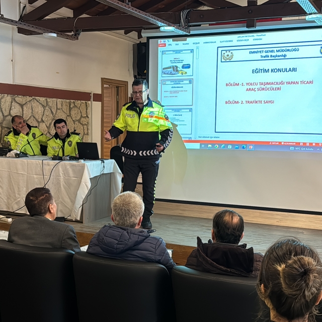 Trakya'da yolcu taşınan araçların şoförlerine emniyet kemeri denetimi yapıl...