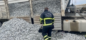 Kırklareli'nde tırın dorsesinden dökülen mıcırın altında kalan işçi yaralan...