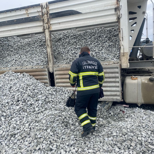 Kırklareli'nde tırın dorsesinden dökülen mıcırın altında kalan işçi yaralan...