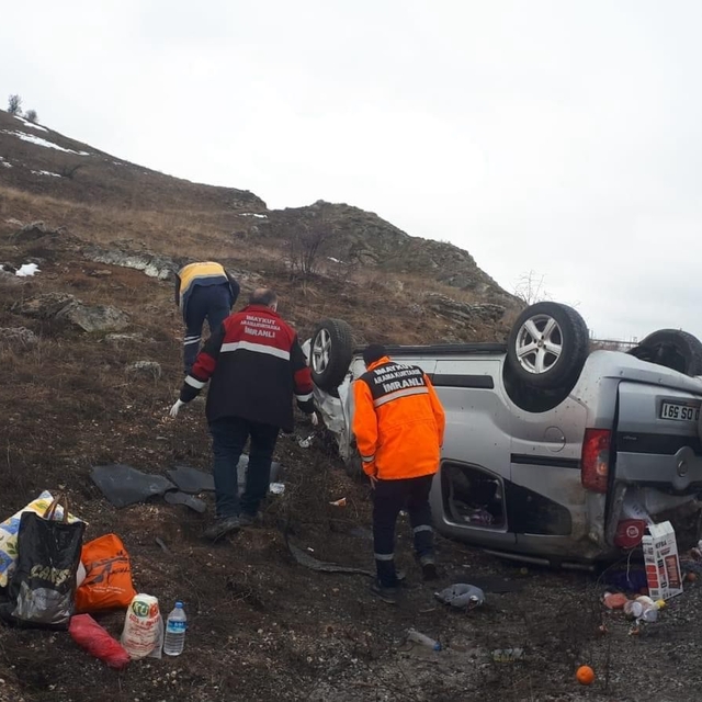 Sivas'ta devrilen hafif ticari araçtaki 5 kişi yaralandı