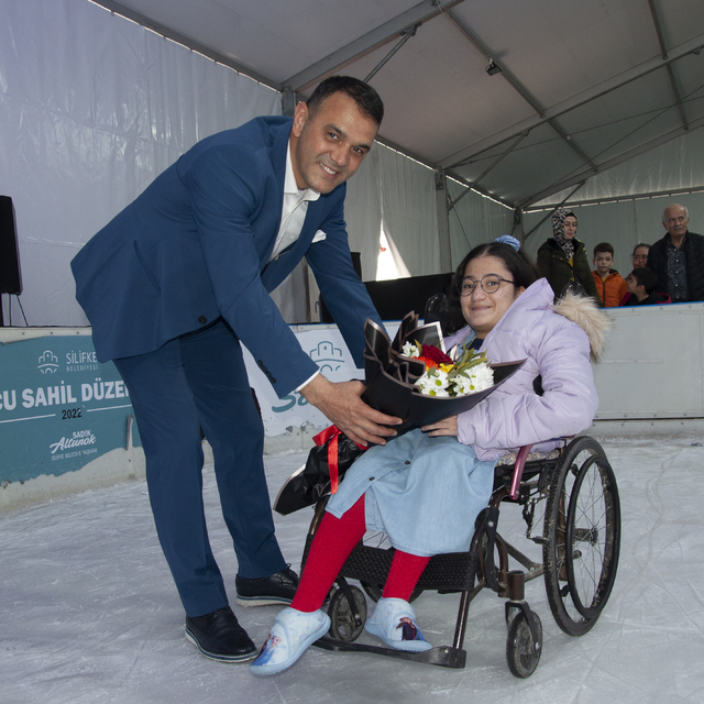 Silifke'de engelli çocuk, buz pateni pistini gezdi