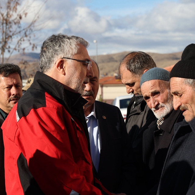 Bakan Işıkhan, Erzincan'da maden ocağında toprak altında kalanların aileler...