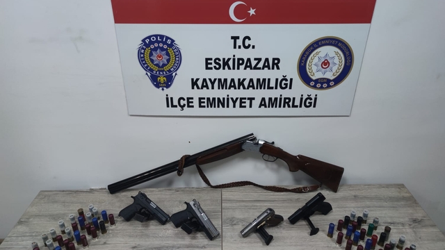 Karabük'te evinde ruhsatsız silahlar bulunan kişi gözaltına alındı