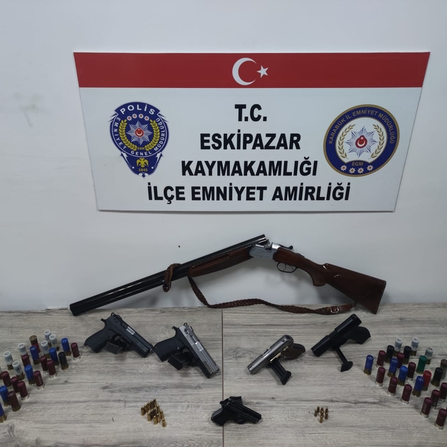 Karabük'te evinde ruhsatsız silahlar bulunan kişi gözaltına alındı