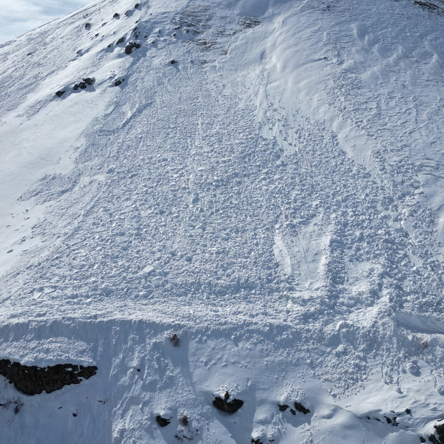Van'da çığ nedeniyle kapanan mezra yolu açıldı