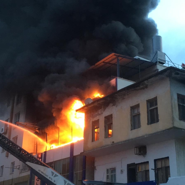 Mersin'de iş yerinde çıkan yangın söndürüldü