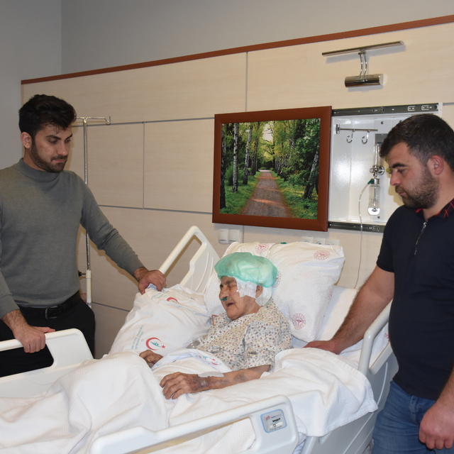 Gümüşhane'de beyin kanaması geçiren 112 yaşındaki hasta ameliyat edildi