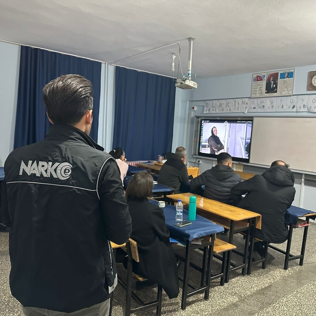 Kozluk'ta polis ekipleri okullarda uyuşturucu ve bağımlılıkla ilgili bilgil...