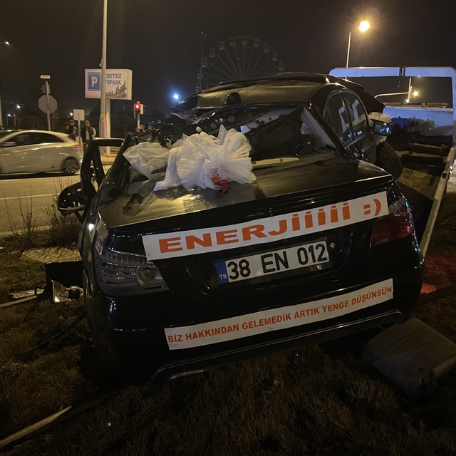 Kayseri'de gelin arabasının karıştığı trafik kazasında 4 kişi yaralandı