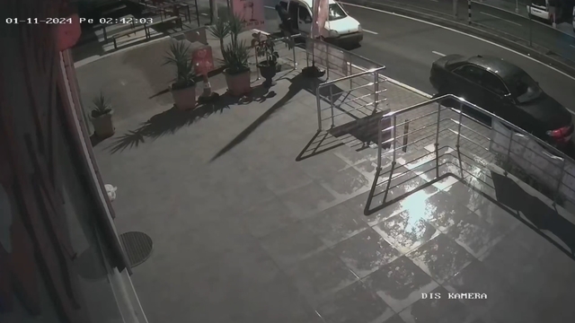 Düz kontak yapamadığı motosikleti, hafif ticari aracın arka koltuğuna yükleyip çaldı