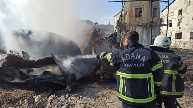 Adana'da eski fabrika bahçesinde çıkan yangın söndürüldü