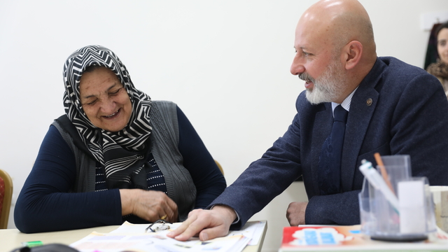 Kayseri'de belediyenin kurslarında Gazzeli bebekler için hastane seti dikiliyor
