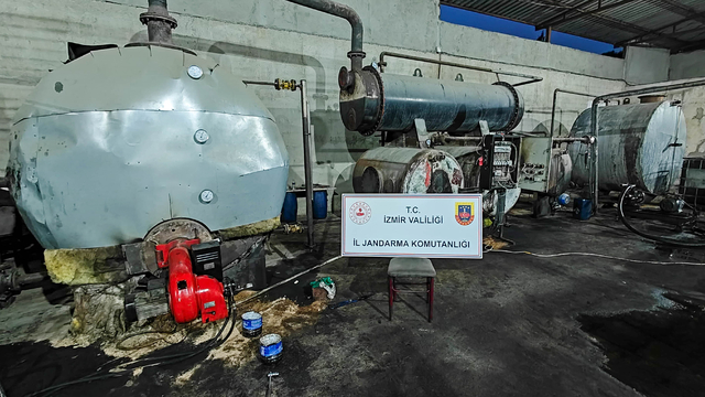 İzmir'de 11 bin litre kaçak akaryakıt ele geçirildi
