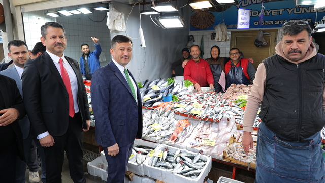 AK Parti İzmir Büyükşehir Belediye Başkan adayı Dağ, seçim çalışmalarını Kemalpaşa'da sürdürdü