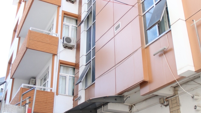 Tokat'ta otel odasındaki yangın sırasında camdan atlayan kişi ağır yaralandı