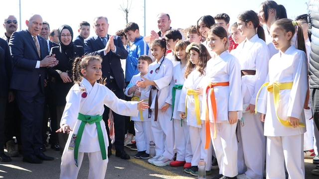 Bakan Bak: Türkiye'nin dört bir yanına devası spor tesisleri yaptık