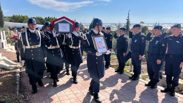 Trafik kazasında hayatını kaybeden teğmen, Antalya'da toprağa verildi