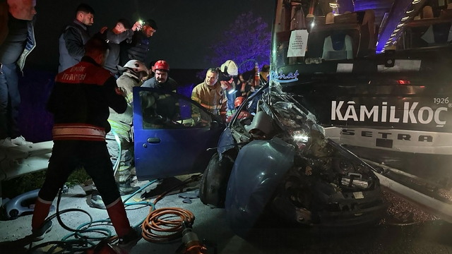 Yolcu otobüsünün çarpıp, 200 metre sürüklediği otomobilin sürücüsü, kurtarılamadı
