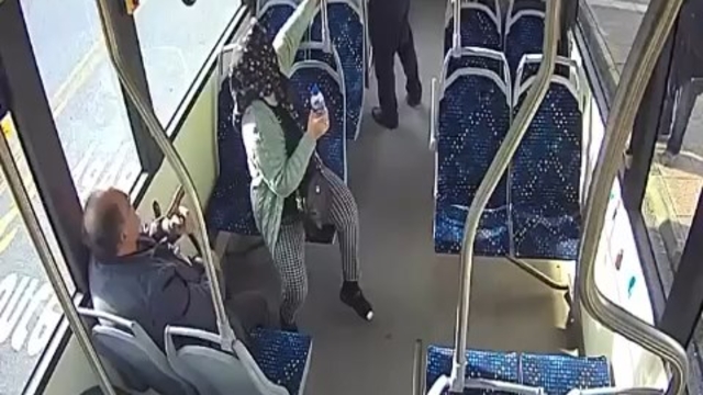 Okul müdürü ile oğlu, belediye otobüsünde tartıştıkları çifti darbetti