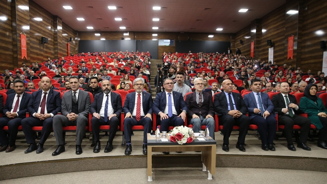 Milli Eğitim Bakan Yardımcısı Yelkenci, Van'da "Öğretmen Akademileri İlk Ders Programı"nda konuştu: