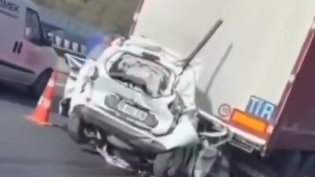 Kazada, 2 TIR'ın arasında sıkışan hafif ticari aracın sürücüsü öldü