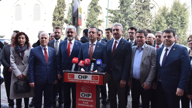 CHP Genel Başkanı Özel, Bursa'da partisinin Osmangazi İlçe Başkanlığını ziyaret etti: