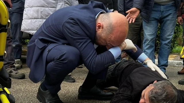 Adana'da yaralanan sürücüye ilk müdahaleyi belediye başkan adayı yaptı