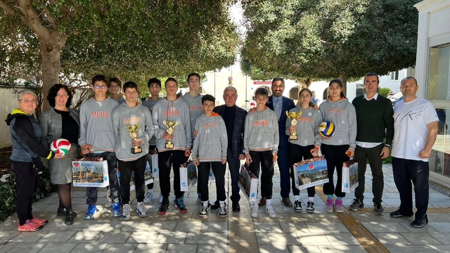 Mahinur Cemal Uslu Ortaokulu'nun başarılı sporcularından Kaymakam Çit'e ziyaret