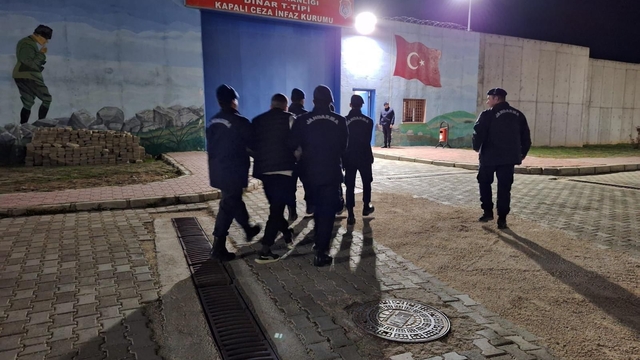 Afyonkarahisar'da bir evden hırsızlık yapan 2 zanlı tutuklandı