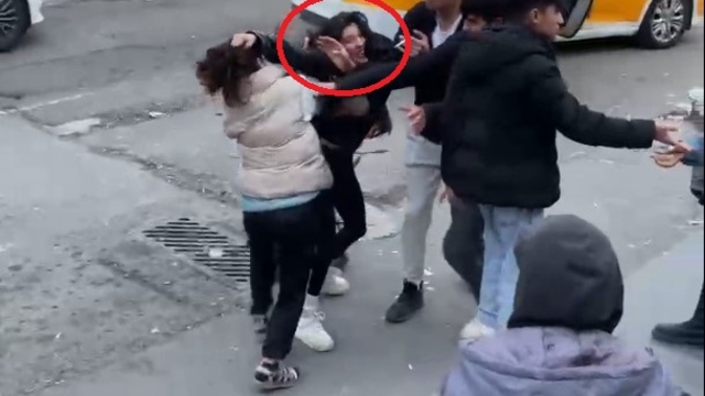 Kağıt mendil almayı reddeden genç kızı darbettiler