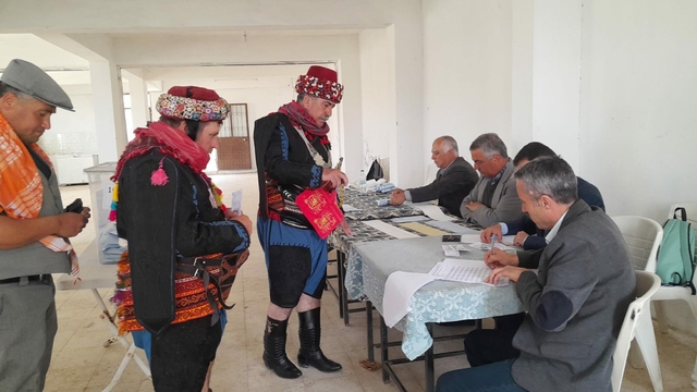 Efe kıyafetleri ile oy kullandılar