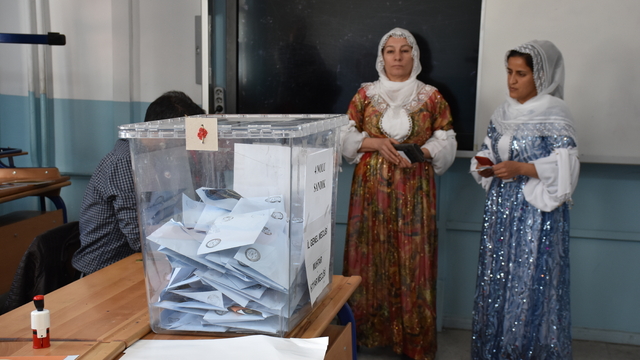 Mardin ve Şırnak'ta vatandaşlar yöresel kıyafetlerle oy kullandı