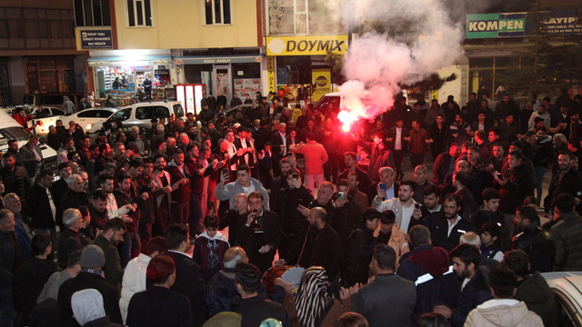 Ahlat'ta seçim sonuçları kutlandı