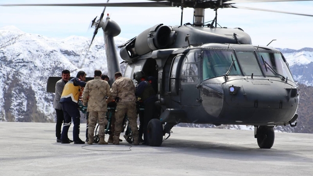 Şırnak'ta askeri helikopter, trafik kazasında yaralanan çocuk için havalandı