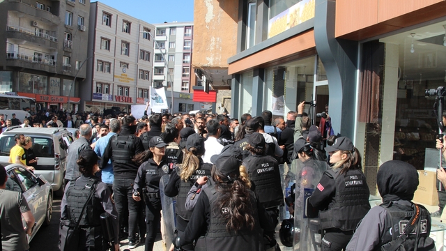 Şırnak'ta izinsiz yürüyüş yapmak isteyen gruba polis müdahale etti