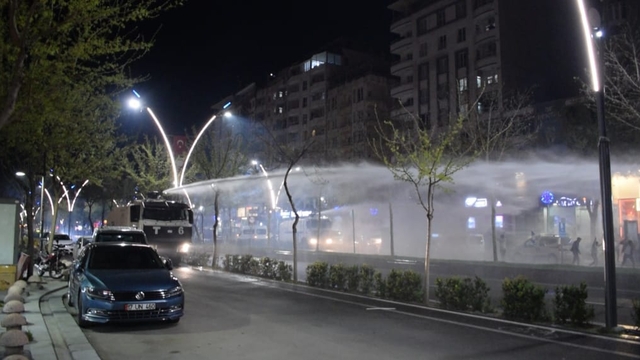 Batman'da seçim kutlamasında izinsiz yürüyüşe polis müdahalesi: 4 gözaltı