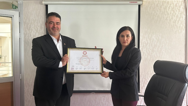 Aladağ Belediye Başkanı Kemal Özdemir, mazbatasını aldı