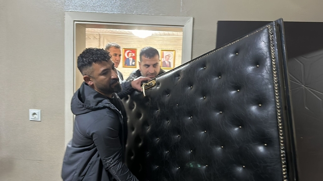 Mazbatasını alan Savur Belediye Başkanı AK Parti'li Hamidi, makam odasının kapısını söktürdü