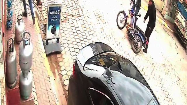 Yakıt kaçağını çakmakla kontrol edince motosiklet yandı