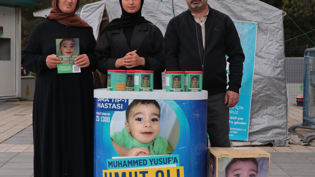 SMA'lı Muhammed bayramı yoğun bakımda, ailesi yardım standında geçiriyor