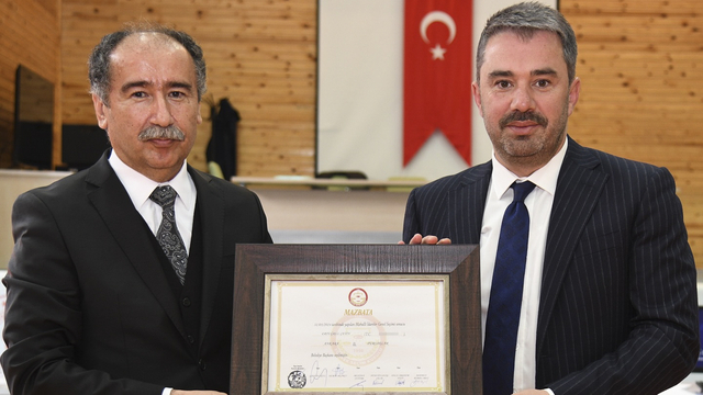 Pursaklar Belediye Başkanı Ertuğrul Çetin, mazbatasını aldı