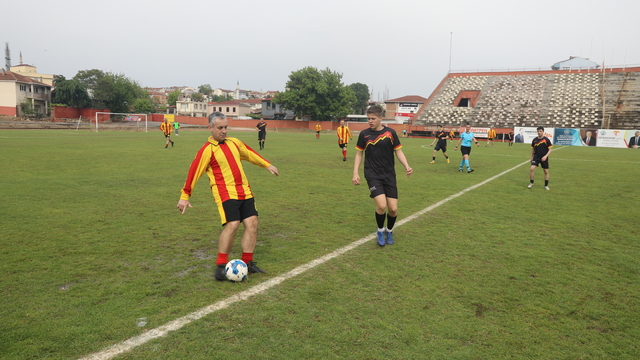 Asırlık lisenin mezunları ile öğrencileri, dostluk maçı yaptı