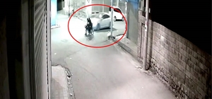 Mardin'de otomobille çarpışan motosikletteki 2 kişi yaralandı; kaza kamerada