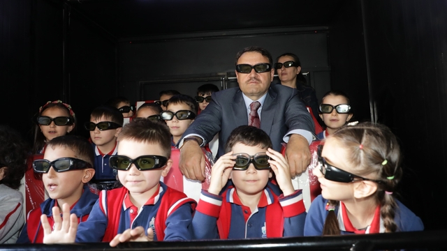 Kütahya Valisi Işın, öğrencilerle 10D sinema filmi izledi
