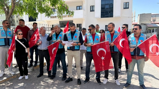 Iğdır'da Memur-Sen üyeleri, belediyede görevden almalara tepki gösterdi