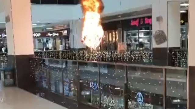 AVM tavanında alev alan avize, zemine düştü