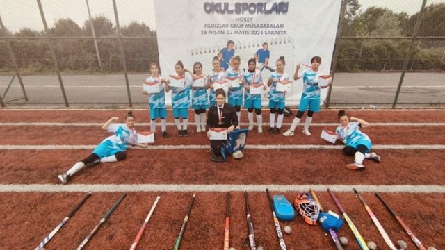 Karakeçili Atatürk Ortaokulu kız hokey takımı bölge birincisi oldu