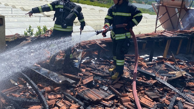 Ortaca'da yangın çıkan binanın çatı katında hasar oluştu